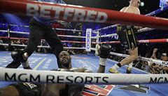 Tyson Fury na nohou, Deontay Wilder na podlaze ringu.