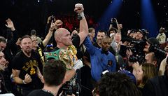 Tyson Fury slaví své 30. vítzství kariéry.