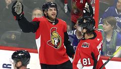 Bobby Ryan (9) slaví s Ronem Hainseym (81) jeden ze svých gól�.