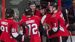 Bobby Ryan (9) pijímá gratulace od spoluhrá.