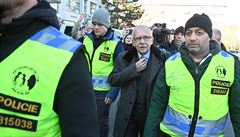 Stanislav Křeček přichází s policejní ochrannou do budovy úřadu ombudsmana v...