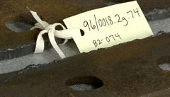 Kovové �ásti vylovené ze dna oceánu z vraku Titaniku. Firma RMS Titanic, Inc.,...