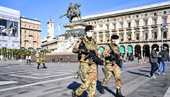 Vojáci na hlavním milánském námstí Piazza del Duomo.