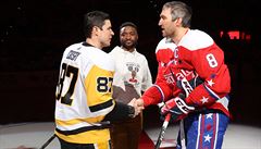 Alex Ovekin a Sidney Crosby pi slavnostním ceremoniálu.