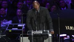 Michael Jordan se neubránil slzám, kdy� vzpomínal na zesnulého Bryanta.