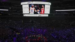 Celý veer doprovázely fotografie promítané na kostku.