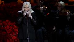 Památku uctila písní i Christina Aguilera.