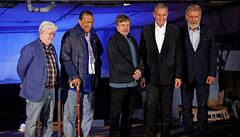 Robert Iger (druhý zprava) s hv�zdami filmu Star Wars (zprava doleva Harrison...