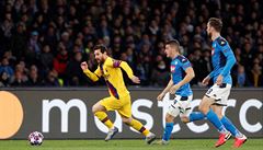 Lionel Messi se snaží ukořistit míč před hráči Neapole. | na serveru Lidovky.cz | aktuální zprávy