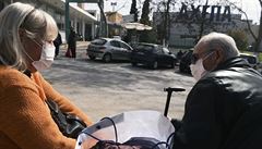 Pár s rouškami před nemocnicí ve městě Thessaloniki na severu Řecka. | na serveru Lidovky.cz | aktuální zprávy