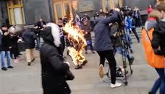 Mu se zapálil ped budovou kanceláe prezidenta v Kyjev