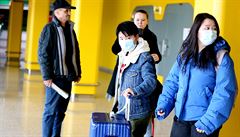 P�ílet pasa�ér� z posti�ené oblasti koronavirem na leti�t� v Brn�.