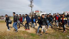 Migranti mířící k řecko-turecké hranici.