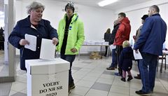 Žena hlasuje v obci Kúty ve slovenských parlamentních volbách. | na serveru Lidovky.cz | aktuální zprávy