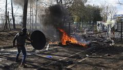 Poty�ky na �ecké hranici v sobotu 29. 2. 2020. �ecká policie po skupinkách...