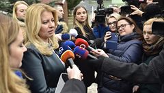 Slovenská prezidentka Zuzana aputová hovoí s novinái u volební místnosti v...