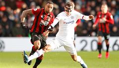 Callum Wilson z Bournemouthu a Andreas Christensen z Chelsea v boji o mí�