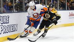 David Pastrák slaví ocenní pro nejlepího stelce NHL.