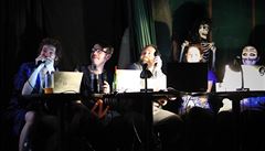 Simultánní (a velmi odleh�ený) dabing. Festival otrlého diváka.