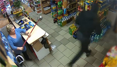 VIDEO: Nebojácná prodavačka v Polsku vyhnala lupiče z obchodu, stačil jí na to mop a kbelík s vodou