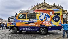 Fanoušci vyprovodili v Praze posádku Tatry na cestu kolem světa. Cestovatelé plánují projet 69 zemí