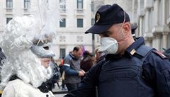 Policista na karnevalu v Benátkách