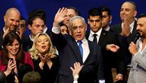 Izraelsk premir Benjamin Netanjahu oslavuje vtzstv ve volbch.