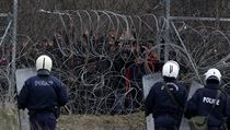 Řecká pořádková policie u hraničního plotu s Tureckem střeží hranici před...