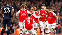 Fotbalisté Arsenalu slaví gól do sítě West Hamu