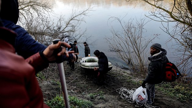 Migranti se snaží překročit řeku Evros, aby se dostali k řeckým hranicím.