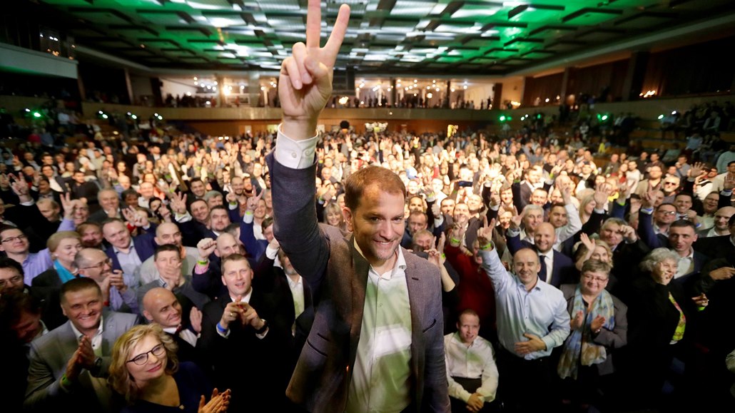 Šéf hnutí OLaNO Igor Matovič slaví vítězství ve slovenských volbách.
