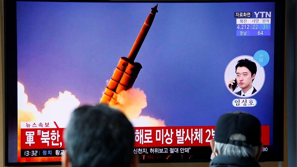 Lidé sledují televizní reportá o odpálení raket v Severní Koreji.