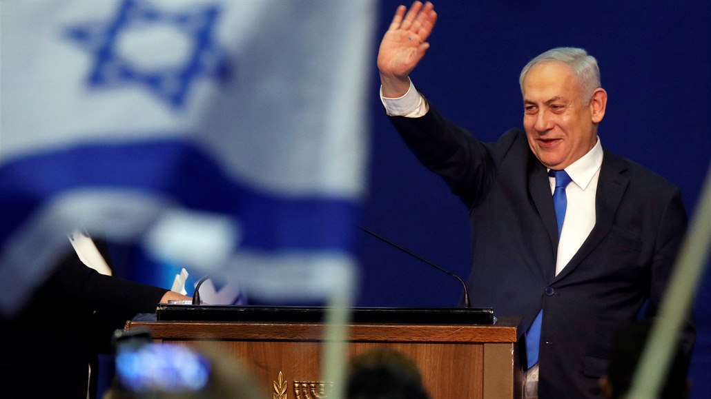 Izraelský premiér Benjamin Netanjahu oslavuje vítězství v parlamentních volbách.