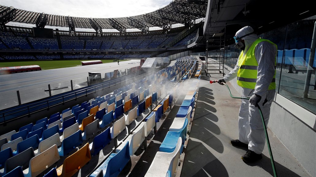 Stadiony zející prázdnotou čekají i české kluby