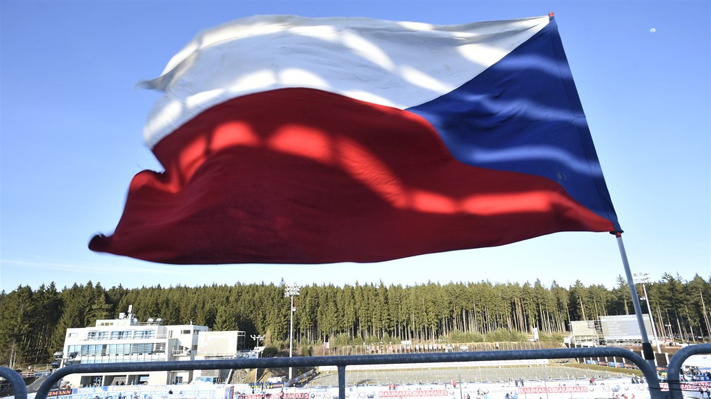 Česká vlajka na prázdné tribuně.