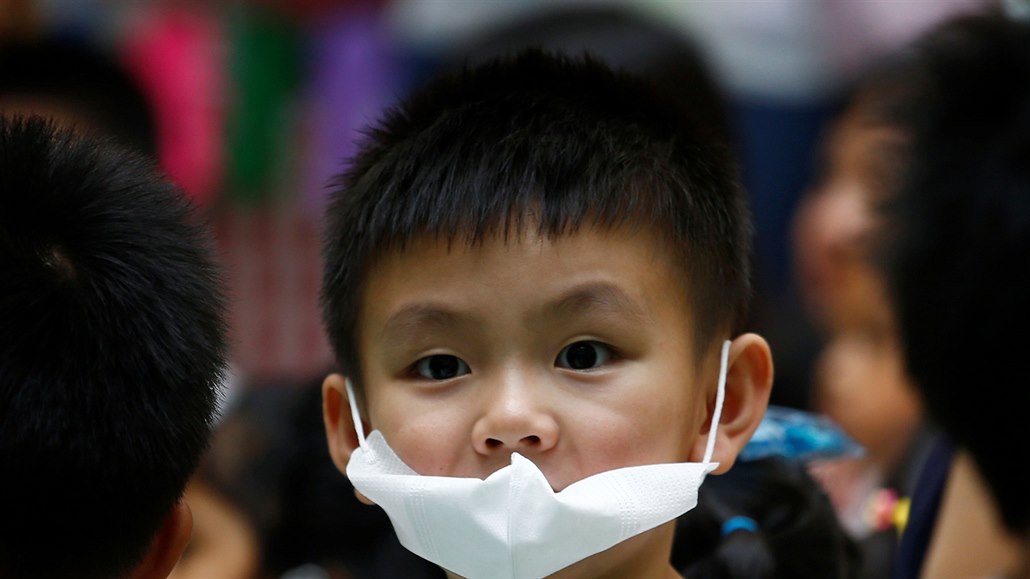Dítě s maskou, která ho má chránit proti koronaviru.