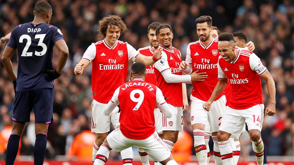 Fotbalisté Arsenalu slaví gól do sít West Hamu