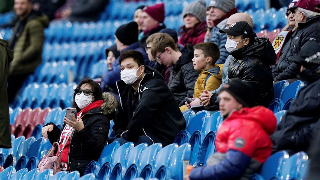 Fanoušci se chrání před nákazou koronavirem i na fotbale
