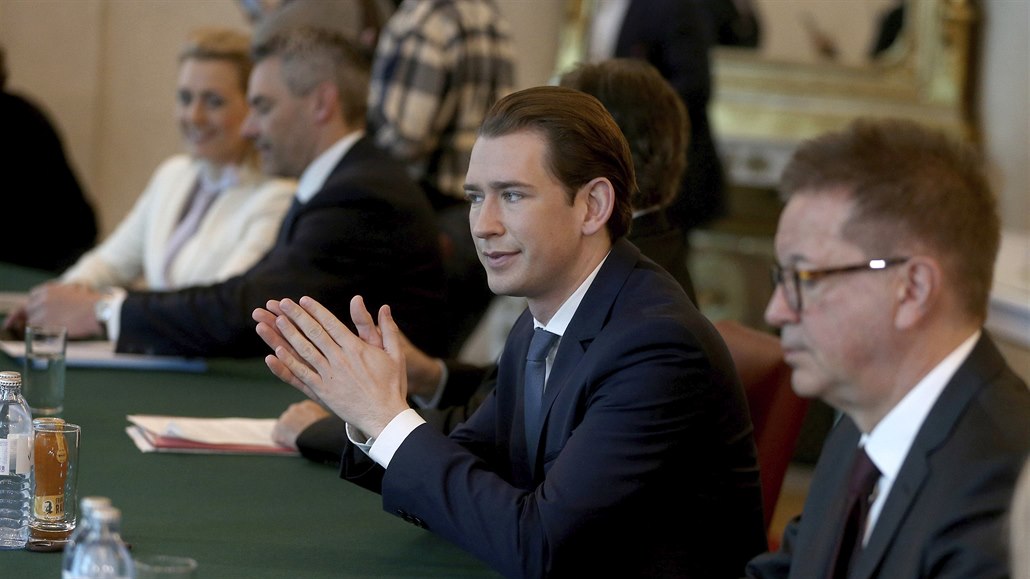 Rakouský kanclé Sebastian Kurz na schzce se leny vlády.