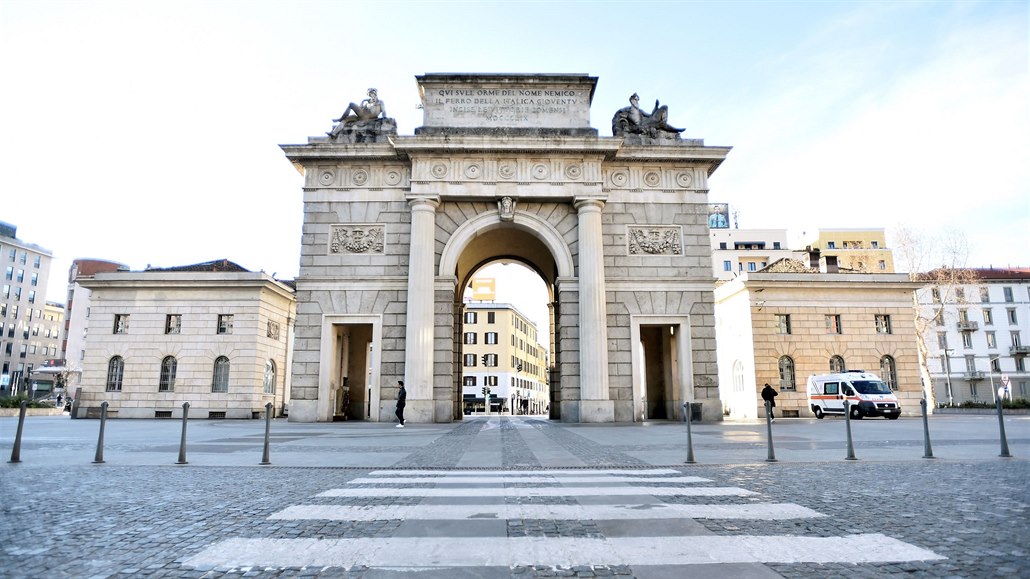 Pohled na bránu zasvcenou Garibaldimu (Porta Garibaldi) v Milánu. Msto módy...