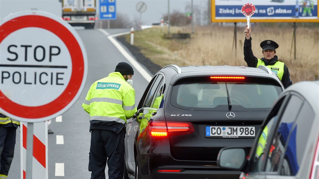 Na hraničním přechodu v Pomezí nad Ohří na Karlovarsku začali policisté, hasiči...