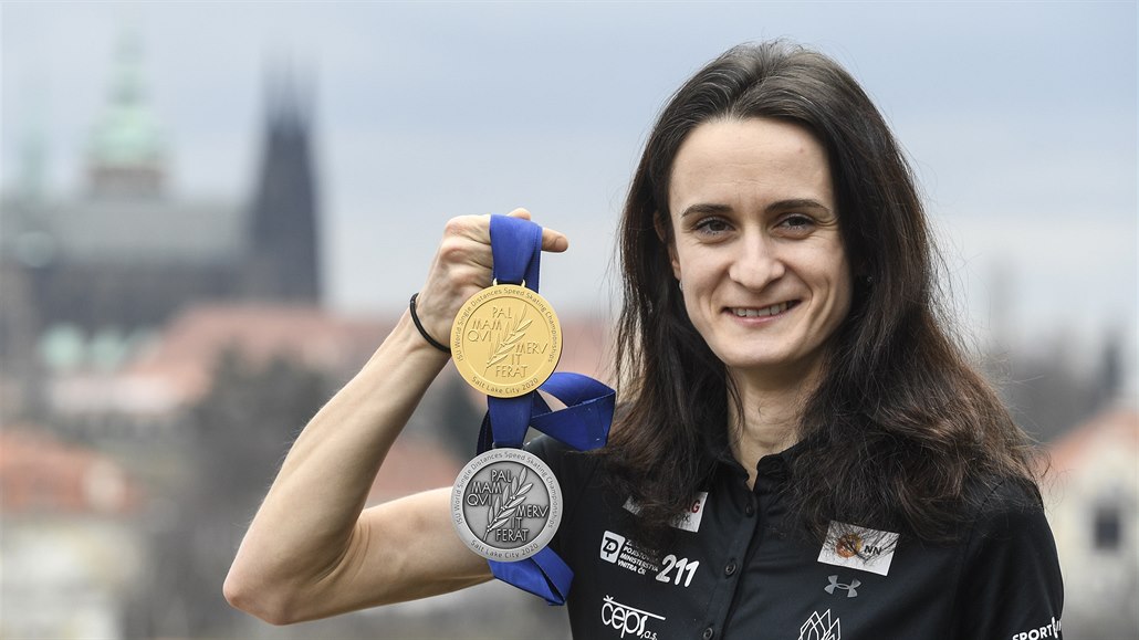 Martina Sáblíková ukazuje zlatou a stříbrnou medaili, které získala na světovém...
