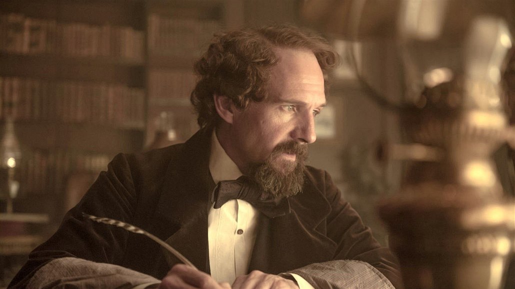 Z filmu Váe mezi ádky. Ralph Fiennes jako Charles Dickens