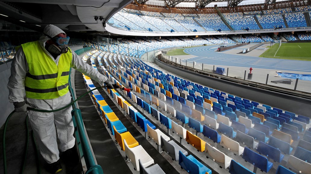 Dezinfekce fotbalového stadionu v Neapoli.