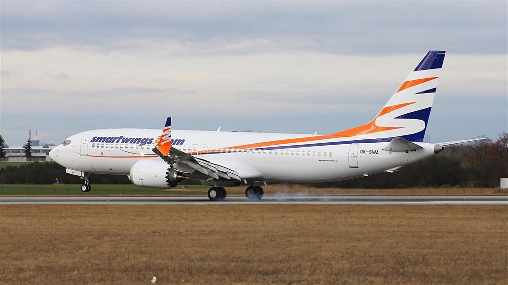 Boeing 737 v barvách aerolinek SmartWings.