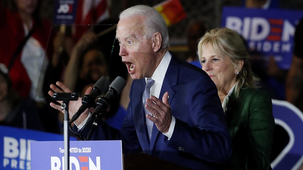 Kandidát Demokrat na prezidenta USA Joe Biden mluví k píznivcm bhem...