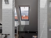 Dvoupatrový st�e�ní byt, do kterého vede samostatný výtah.