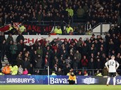 Interakce mezi Waynem Rooneym a fanouky Manchesteru United.