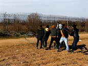 Migranti na turecko-ecké hranici u hraniního pechodu Pazarkule.