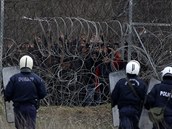 ecká poádková policie u hraniního plotu s Tureckem steí hranici ped...